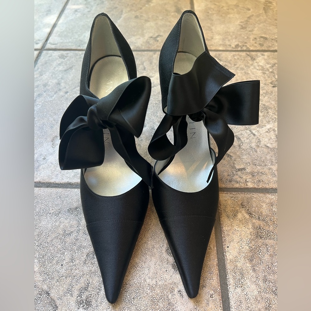 ANN KLIEN GOURGEOUS♥️ Black Satin Bow Pointed-Toe Women's Heels. Runway Model - Picture 2 of 13